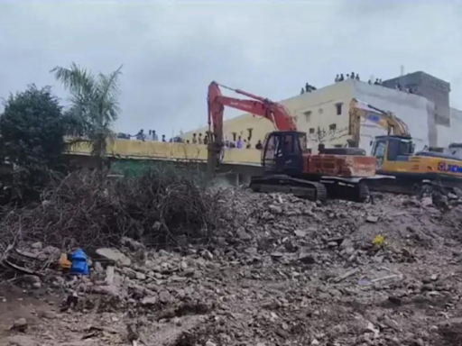 Surat building collapse toll hits 7, woman rescued | India News - Times of India