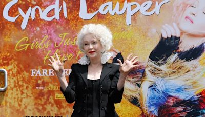 Cyndi Lauper pone sus huellas en el Paseo de la Fama de Hollywood acompañada de Cher