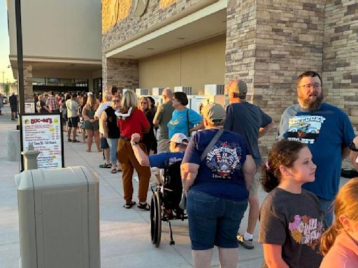 Crowds flock to grand opening of 2nd Buc-ee's location in Kentucky