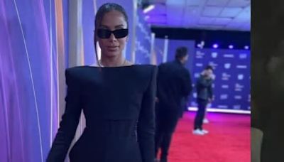 Fashionista! Anitta aposta em vestido da alta-costura em premiação latina; look já foi usado por Paris Hilton! Veja fotos