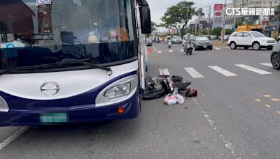 離奇車禍！ 疑聯結車風切夾殺 騎士右偏撞公車