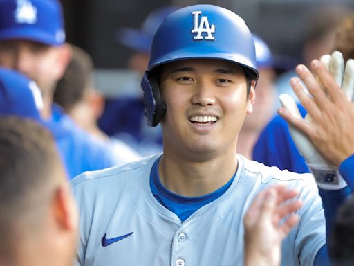 Recoge bate de los Dodgers atrapa una pelota en dirección a la cara de Ohtani