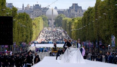 Los atletas franceses de los Juegos de París se reúnen para el desfile final