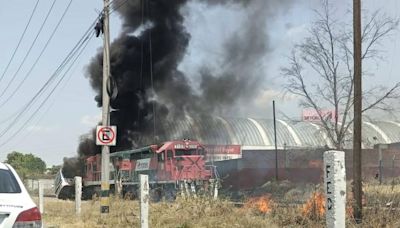 Pasajeros se salvan ‘de milagro’ tras incendio de autobús que fue arrastrado por un tren en Celaya