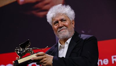 Pedro Almodóvar triunfa con el León de Oro del festival de Venecia por ‘La habitación de al lado’