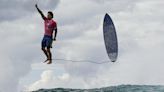 JO 2024: le récit de la photo déjà mythique montrant le surfeur Gabriel Medina à Tahiti