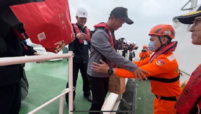 金門釣客回家了！海巡100噸船馬山外海交接 陳玉珍：感謝大陸海警救人妥善照顧