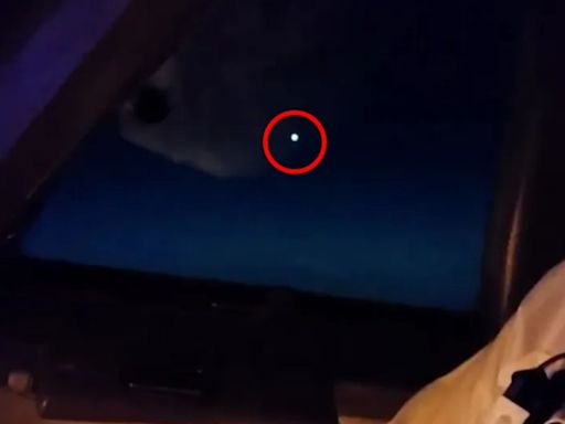 Moment Boeing pilots spot bright UFO orb ‘intercepting plane' in cockpit vid