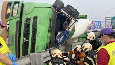 國二甲圳頭交流道貨櫃車翻覆 駕駛受困車頭！警消救出送醫急救中｜壹蘋新聞網