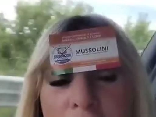 Alessandra Mussolini con il santino elettorale in fronte: "Tutto il resto è noia" (Video)