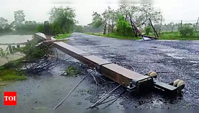 Cyclone snaps internet, power lines | Kolkata News - Times of India