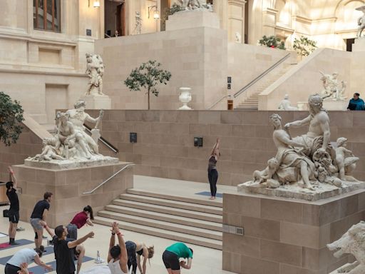 Já pensou dançar diante da Vênus de Milo? Como é ter uma aula no Louvre antes da abertura do museu