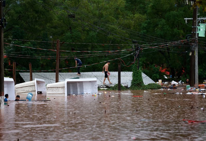 Death toll from rains in southern Brazil climbs to 29, Lula visits region