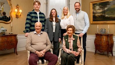 La Familia Real Noruega felicita la Pascua con foto de familia por fin al completo y con Harald de Noruega muy recuperado