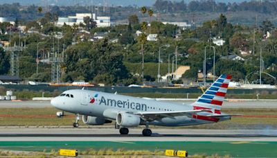 Avião da American Airlines é evacuado de forma caótica após laptop causar incêndio; veja vídeo