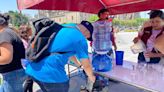 Cientos de personas visitan los puntos de hidratación instalados en el Zócalo capitalino para refrescarse