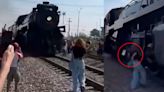 Otra mujer casi es arrollada por locomotora; le tumbó el celular de la mano [VIDEO]