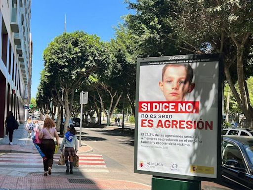 La alcaldesa de Almería reconoce el "tremendo error" del cartel sobre la pederastia: "No volverá a pasar"