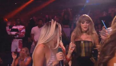 Taylor Swift se rinde ante Karol G y la acompaña con un sensual baile durante los MTV VMAs 2024