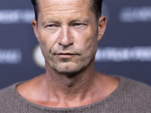 Nach Sepsis: Til Schweiger wird von Oliver Masucci ins Krankenhaus getragen