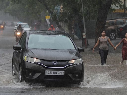 Heavy rain in state, houses & roads flooded in Ahmedabad