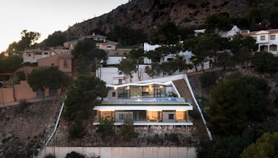 Una casa debajo de un jardín: la rompedora solución para un terreno escarpado en Málaga