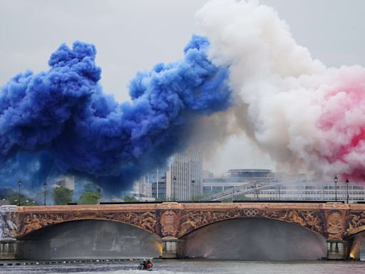EN DIRECT - Sous la pluie la cérémonie d’ouverture des JO de Paris 2024 vue du pont Alexandre III