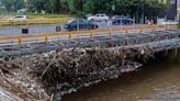 Por basura, vecinos temen que el río Hondo se desborde | El Universal