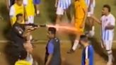 Policial atira em goleiro com bala de borracha durante confusão no Campeonato Goiano; veja vídeo