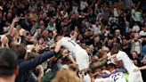 “Cuti” Romero festejó con los hinchas un increíble gol en contra de Liverpool, en el debut de Alejo Véliz en Tottenham