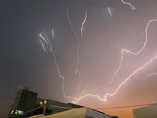 高雄啤酒節天空狂閃電炸裂出紫光 男偶像拍下影片百萬人都驚呆｜壹蘋新聞網