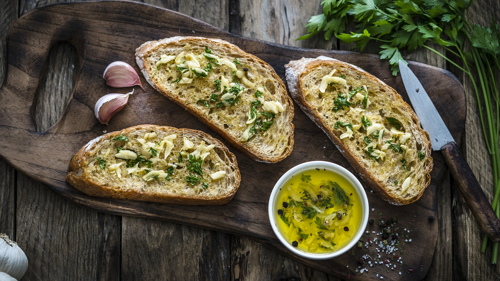 The Secret To Unbeatable Garlic Bread Is Your Grill