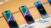 Apple Cuts Outlook for iPhone Shipments on China Lockdowns