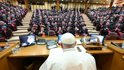 El Vaticano excomulga al arzobispo Carlo Viganò, acusado de “cisma” por sus ataques al papa