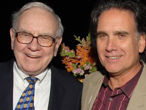 Warren Buffett's son says his dad made him 'figure out' life for himself — here are 3 things he learned