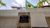 Negociaciones secretas y un plan frustrado: cómo se pactó el acuerdo con Brasil por los asilados en la Embajada