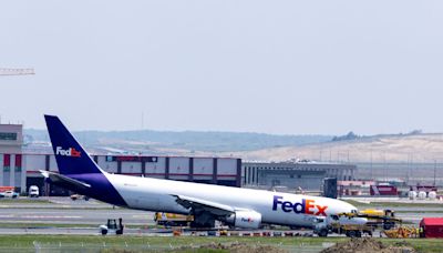 FedEx貨機「機頭磨地」迫降土耳其 火花四濺畫面曝