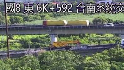 快訊/一度全線封閉！ 國8西向台南系統交流道「巨型鐵片掉落阻路」