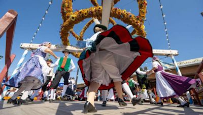 Oktoberfest under way in Munich after ceremonial keg-tapping