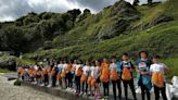 Recoger y disfrutar de lo hecho: la emoción de un grupo de escolares de Valdés por limpiar las playas