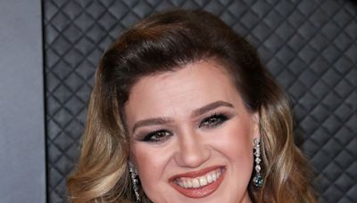 Kelly Clarkson Shows Off Her 40-Pound Weight Loss In An Off-The-Shoulder Wrap Dress On Her Talk Show