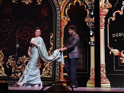 Internet calls Shah Rukh Khan 'a true gentleman' as he helps Rani Mukerji with her saree on IIFA 2024 stage. Watch