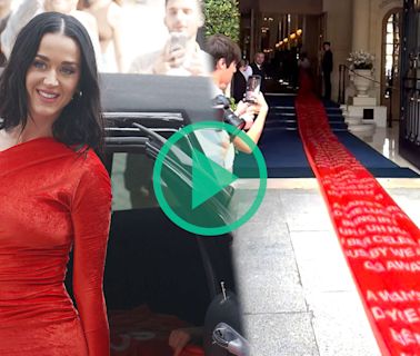 À Paris, Katy Perry voit les choses en grand dans cette robe incroyable pour sa nouvelle chanson