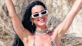 De biquíni, Katy Perry exibe o bronze de dias de férias enquanto grava clipe em Ibiza