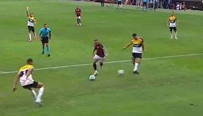 El insólito penalti que le dieron a Flamengo y que le da la vuelta al mundo: video