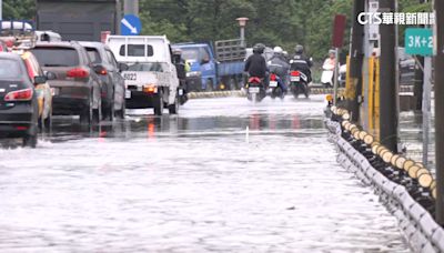 鋒面雨彈炸雙北 路變河！機車淹沒.涵洞困車