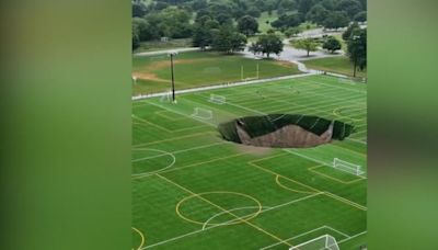 ¡Un socavón gigante se traga un campo de fútbol!