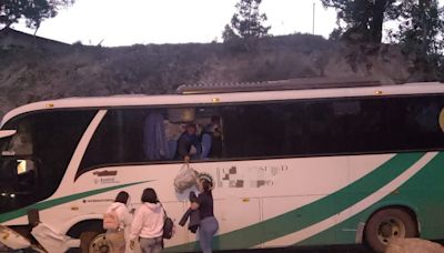 Bus se impactó contra peña en Azuay: doce pasajeros con golpes y fracturas