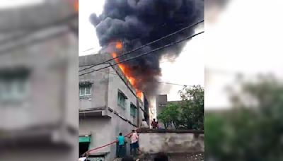 Godown of plastic goods in Anandapur catches fire, trapped man jumps off building