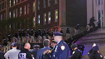 Arrestan cientos de manifestantes después de que el NYPD despejara el campus de Columbia